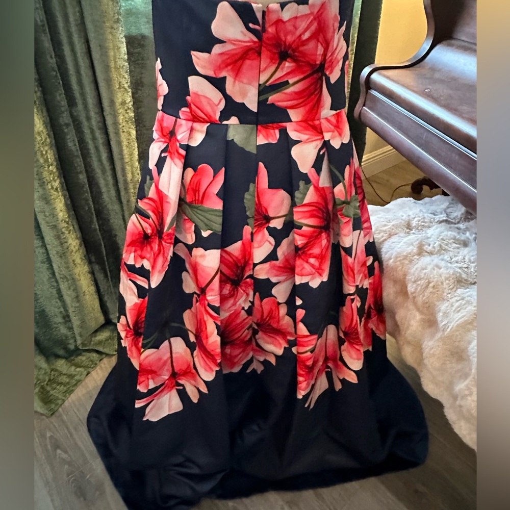 David Meister
Strapless Fit-&-Flare Floral Dress w/ Pockets - Picture 10 of 12